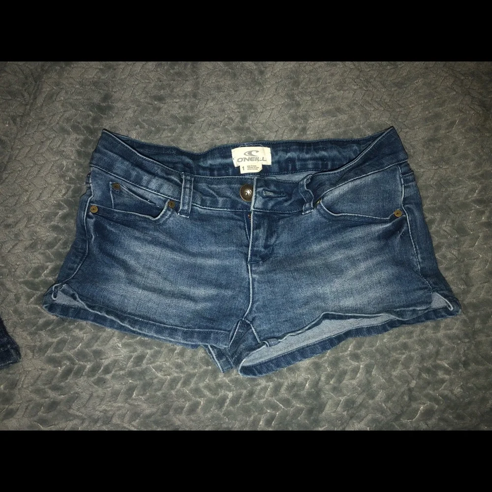 O’NEILL shorts. Size 1. - Picture 1 of 3